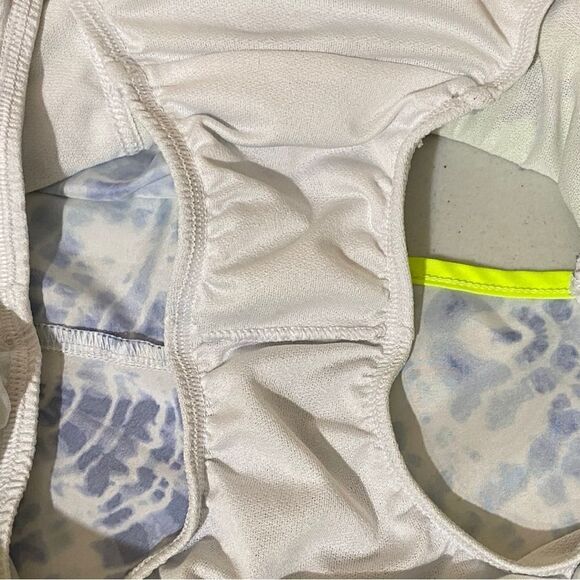 VSX Sport By Victoria’s Secret Blue Tie Dye Run Shorts and Sports Bra - Picture 8 of 11